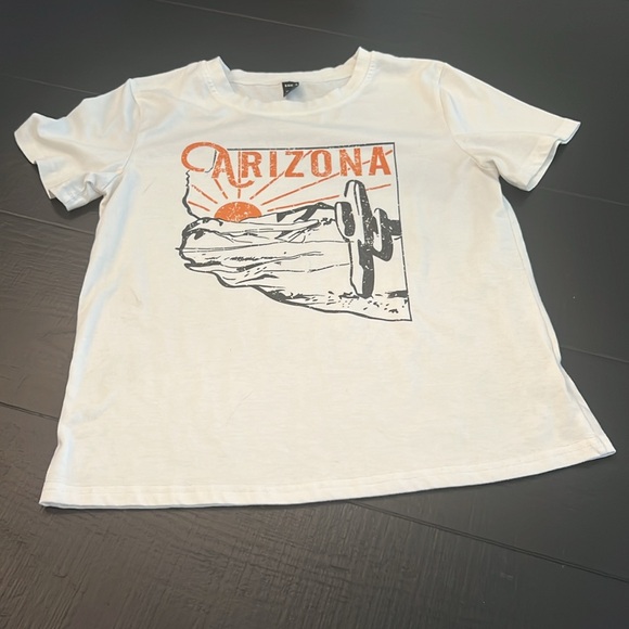 LOT of 5 Graphic Tees - Picture 4 of 6